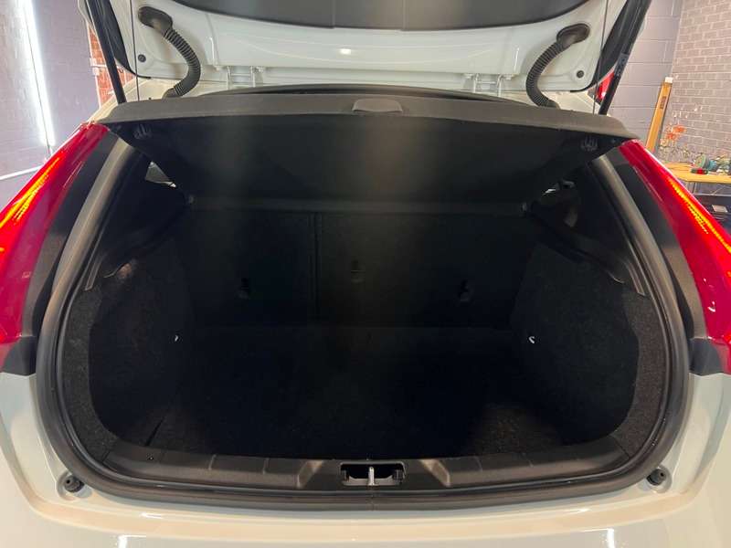 2017 VOLVO V40 2017 VOLVO V40