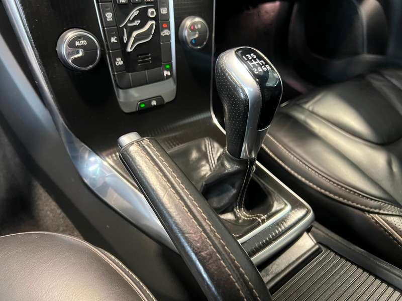 2017 VOLVO V40 2017 VOLVO V40