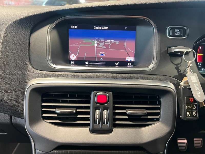 2017 VOLVO V40 2017 VOLVO V40