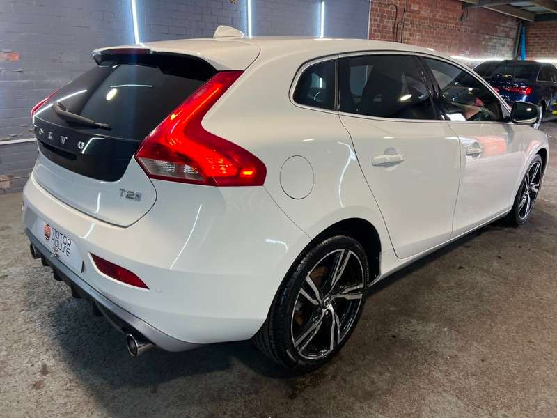 2017 VOLVO V40 2017 VOLVO V40