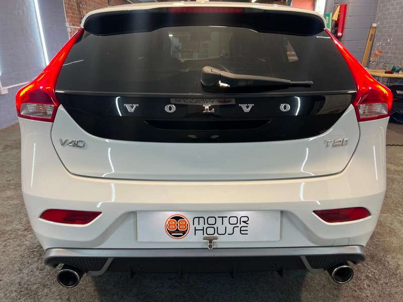 2017 VOLVO V40 2017 VOLVO V40