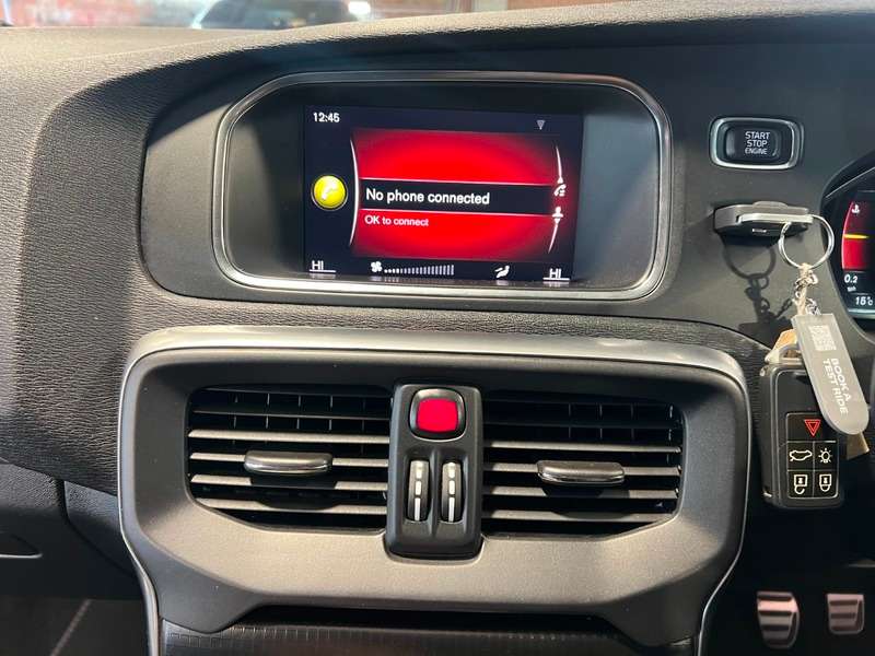 2017 VOLVO V40 2017 VOLVO V40