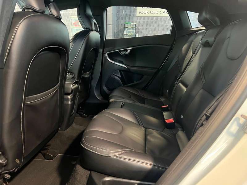 2017 VOLVO V40 2017 VOLVO V40