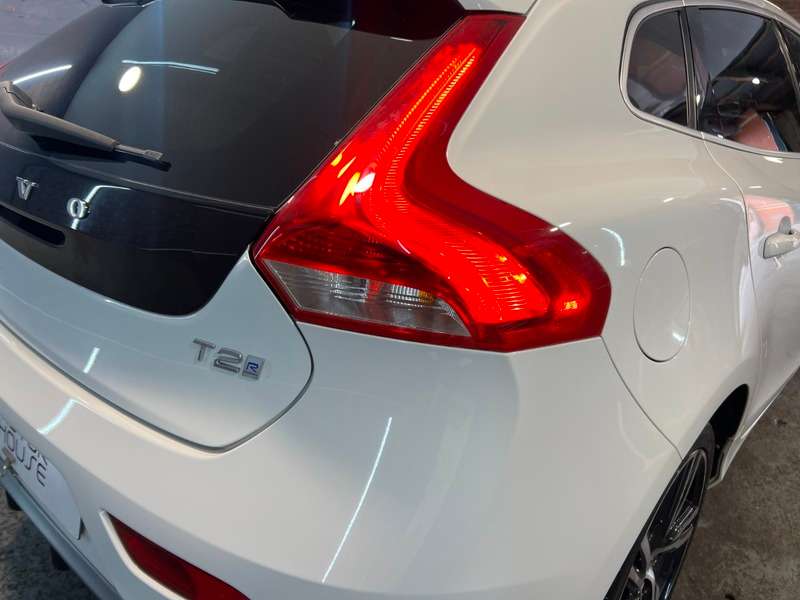 2017 VOLVO V40 2017 VOLVO V40