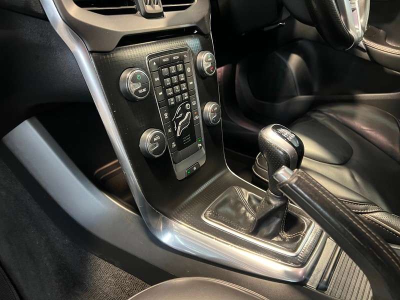 2017 VOLVO V40 2017 VOLVO V40