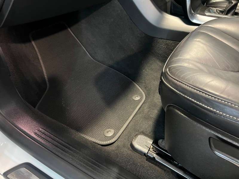 2017 VOLVO V40 2017 VOLVO V40