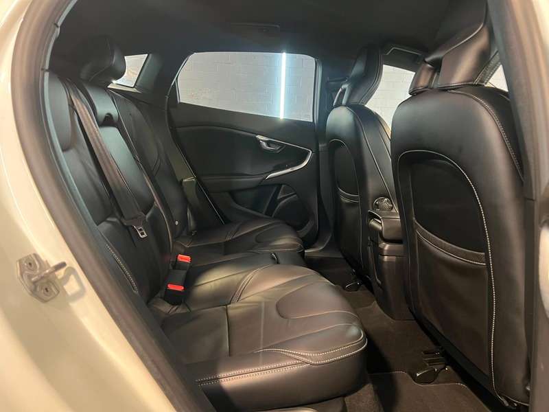 2017 VOLVO V40 2017 VOLVO V40