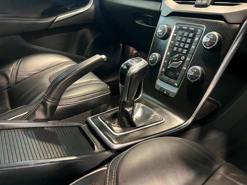 2017 VOLVO V40 2017 VOLVO V40