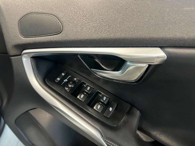 2017 VOLVO V40 2017 VOLVO V40