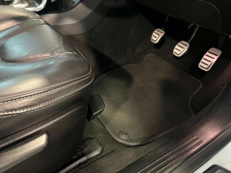 2017 VOLVO V40 2017 VOLVO V40