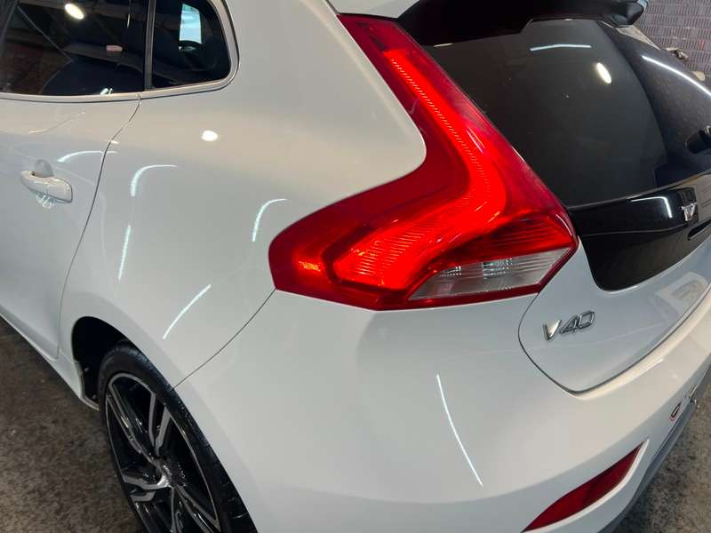 2017 VOLVO V40 2017 VOLVO V40