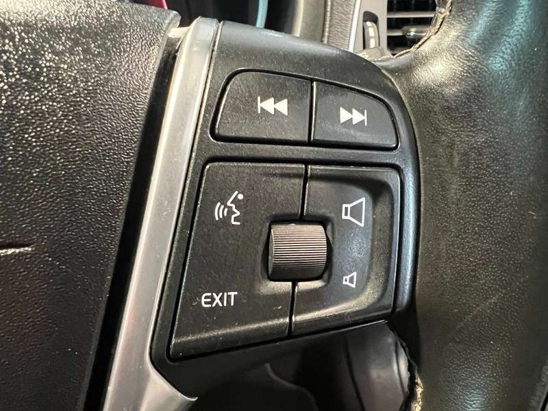 2017 VOLVO V40 2017 VOLVO V40