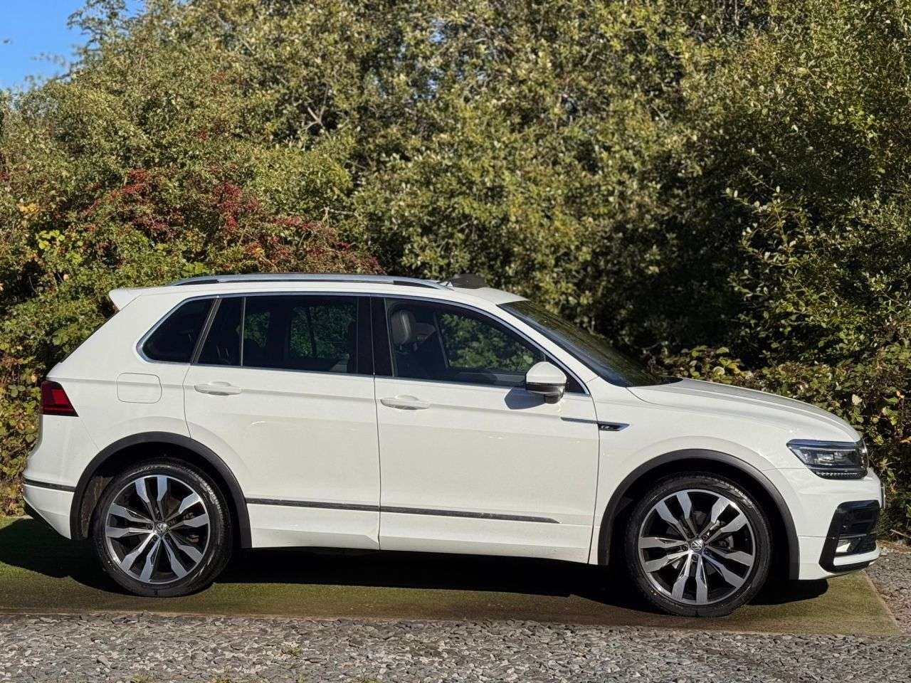 A 2018 VOLKSWAGEN TIGUAN 2.0 TDI R-Line SUV 5dr Diesel DSG Euro 6 (s/s) (150 ps) A 2018 VOLKSWAGEN TIGUAN 2.0 TDI R-Line SUV 5dr Diesel DSG Euro 6 (s/s) (150 ps)