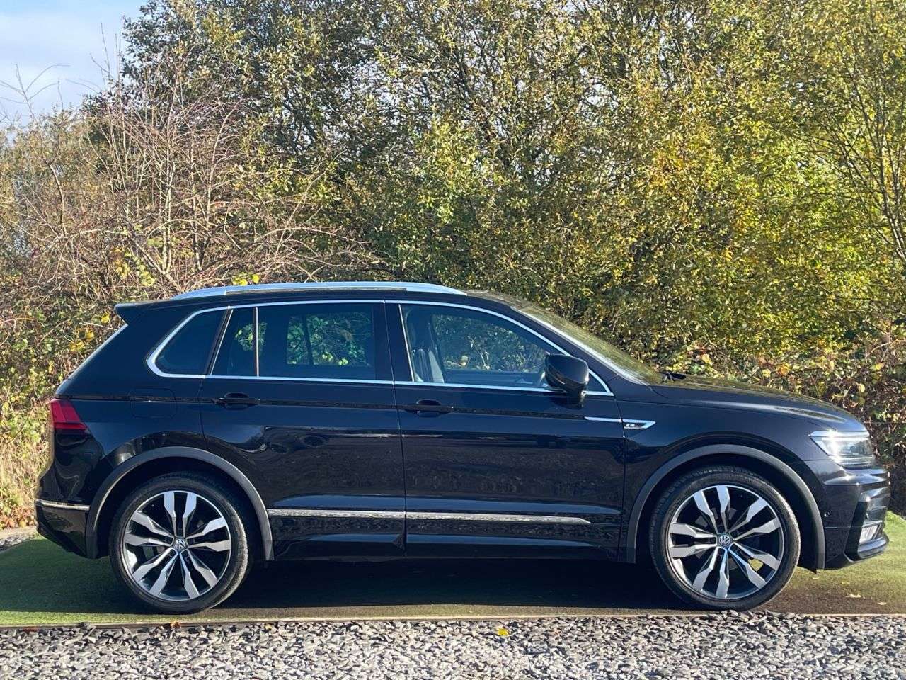 A 2017 VOLKSWAGEN TIGUAN 2.0 TDI BlueMotion Tech R-Line SUV 5dr Diesel DSG 4Motion Euro 6 (s/s) (150 A 2017 VOLKSWAGEN TIGUAN 2.0 TDI BlueMotion Tech R-Line SUV 5dr Diesel DSG 4Motion Euro 6 (s/s) (150