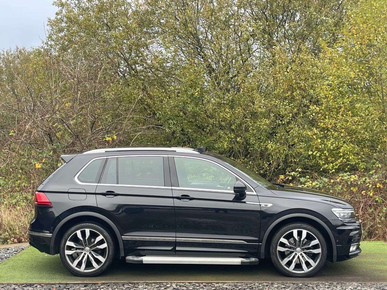 A 2017 VOLKSWAGEN TIGUAN 2.0 TDI BlueMotion Tech R-Line SUV 5dr Diesel DSG 4Motion Euro 6 (s/s) (190 A 2017 VOLKSWAGEN TIGUAN 2.0 TDI BlueMotion Tech R-Line SUV 5dr Diesel DSG 4Motion Euro 6 (s/s) (190