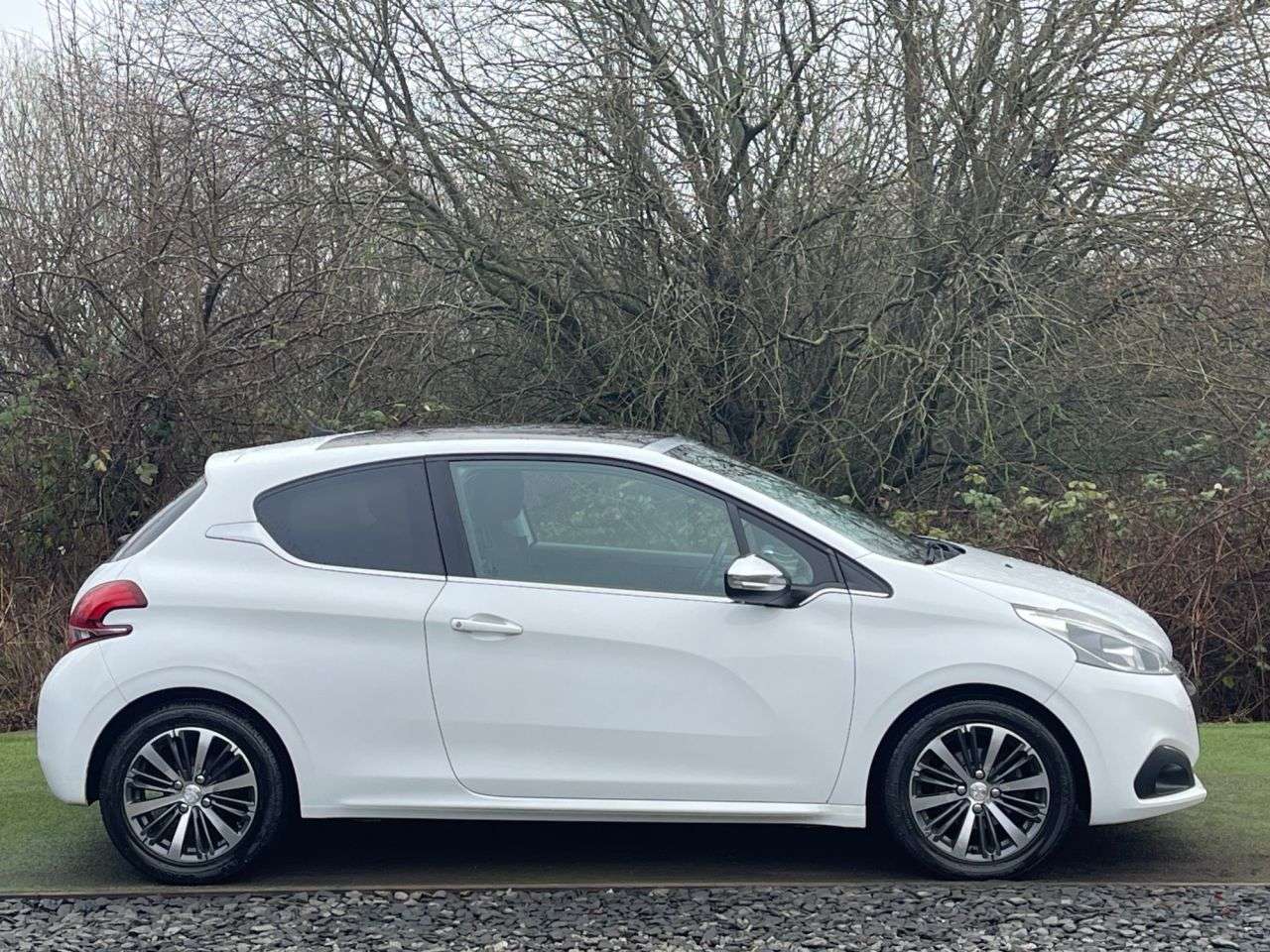 A 2017 PEUGEOT 208 1.2 PureTech Allure Hatchback 3dr Petrol Manual Euro 6 (82 ps) REVERSE SENS A 2017 PEUGEOT 208 1.2 PureTech Allure Hatchback 3dr Petrol Manual Euro 6 (82 ps) REVERSE SENS