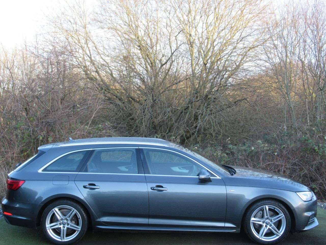 A 2017 AUDI A4 AVANT 2.0 TDI S line Estate 5dr Diesel S Tronic quattro Euro 6 (s/s) (190 ps) FRO A 2017 AUDI A4 AVANT 2.0 TDI S line Estate 5dr Diesel S Tronic quattro Euro 6 (s/s) (190 ps) FRO