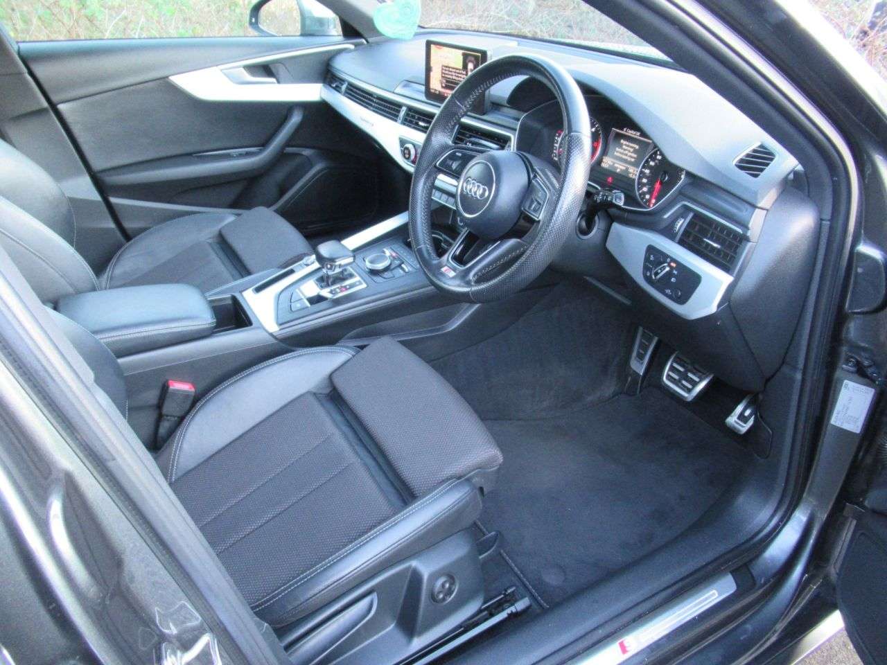 A 2017 AUDI A4 AVANT 2.0 TDI S line Estate 5dr Diesel S Tronic quattro Euro 6 (s/s) (190 ps) FRO A 2017 AUDI A4 AVANT 2.0 TDI S line Estate 5dr Diesel S Tronic quattro Euro 6 (s/s) (190 ps) FRO