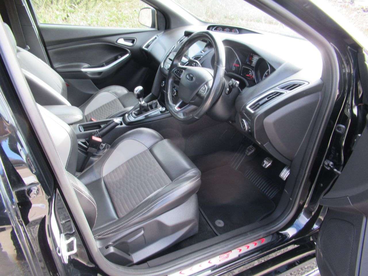 A 2017 FORD FOCUS 2.0 TDCi ST-2 Hatchback 5dr Diesel Manual Euro 6 (s/s) (185 ps) SUPER ECONO A 2017 FORD FOCUS 2.0 TDCi ST-2 Hatchback 5dr Diesel Manual Euro 6 (s/s) (185 ps) SUPER ECONO