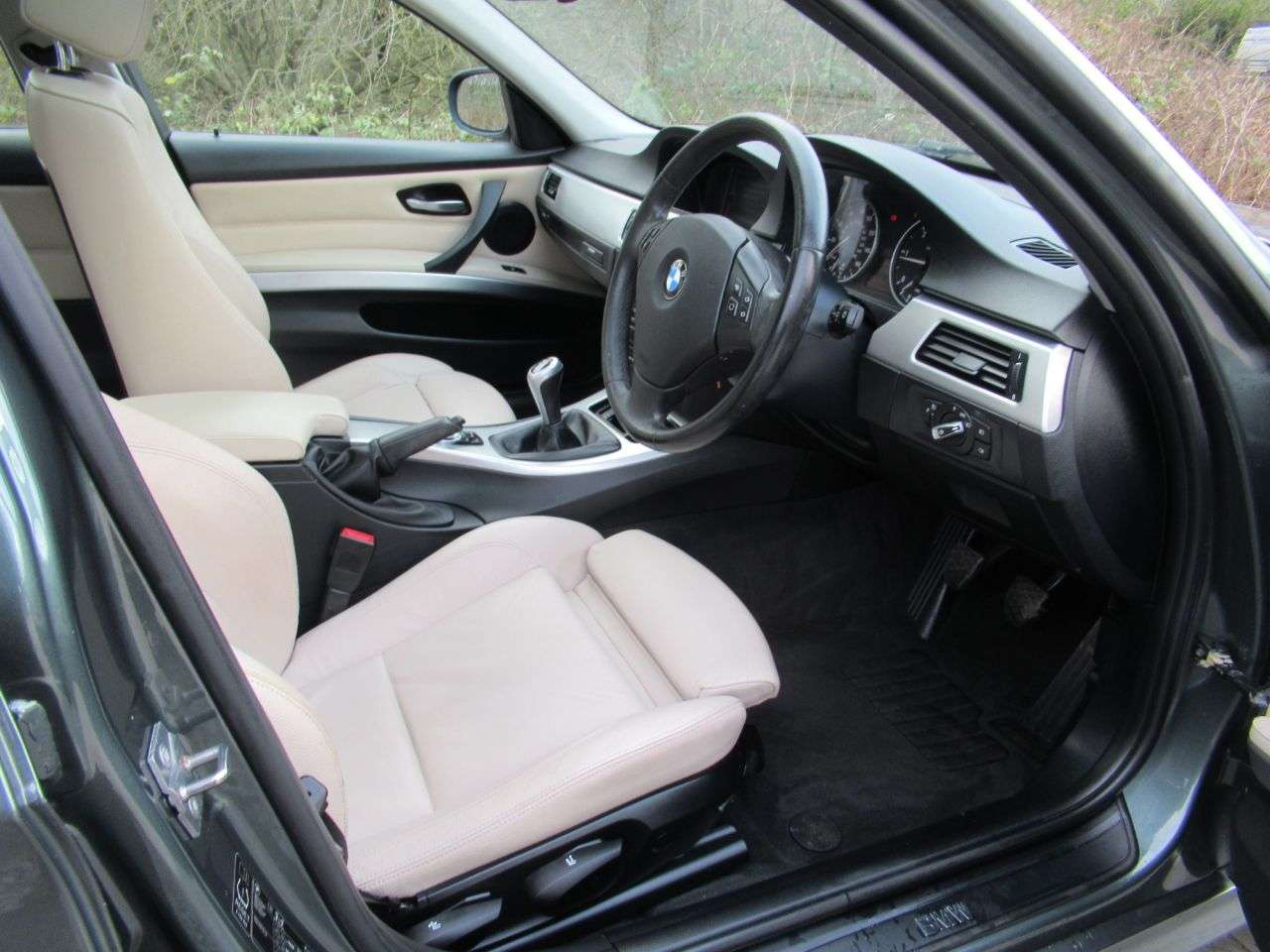 A 2010 BMW 3 SERIES 2.0 318d SE Business Edition Saloon 4dr Diesel Manual Euro 5 (143 ps) REAR A 2010 BMW 3 SERIES 2.0 318d SE Business Edition Saloon 4dr Diesel Manual Euro 5 (143 ps) REAR