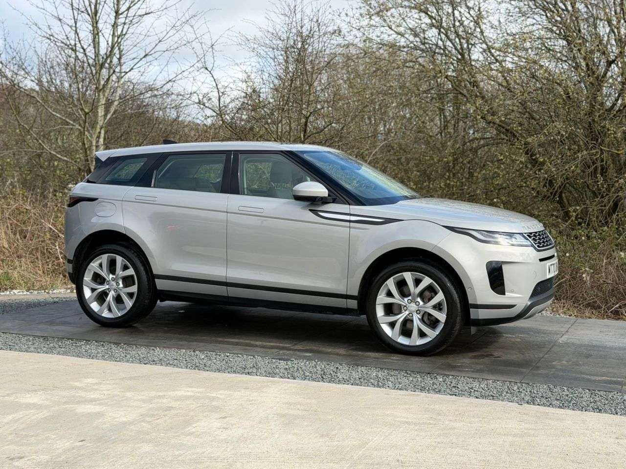 A 2020 LAND ROVER RANGE ROVER EVOQUE 1.5 P300e 12.2kWh SE SUV 5dr Petrol Plug-in Hybrid Auto 4WD Euro 6 (s/s) (3 A 2020 LAND ROVER RANGE ROVER EVOQUE 1.5 P300e 12.2kWh SE SUV 5dr Petrol Plug-in Hybrid Auto 4WD Euro 6 (s/s) (3