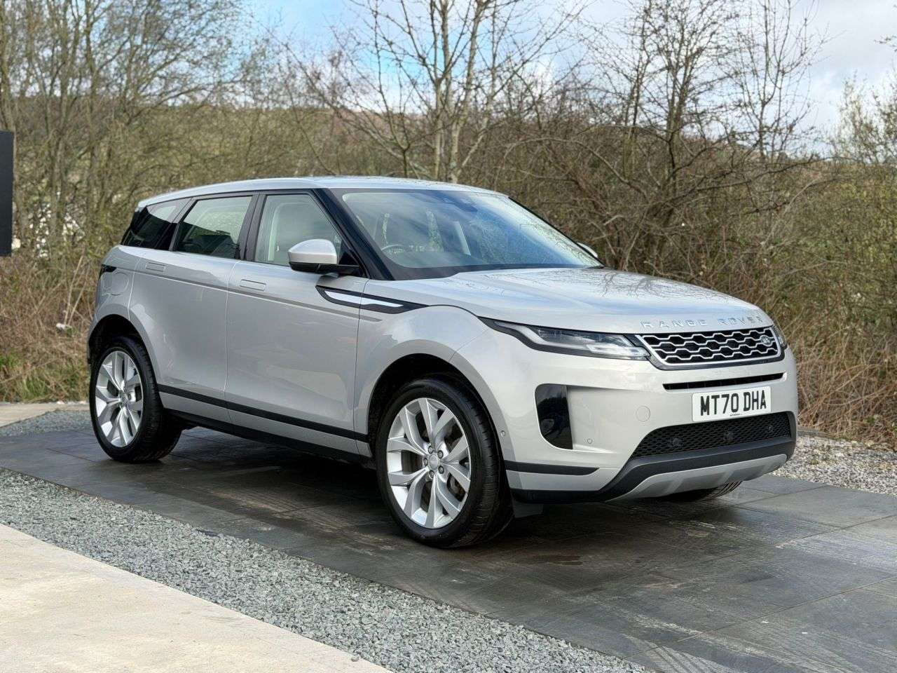 A 2020 LAND ROVER RANGE ROVER EVOQUE 1.5 P300e 12.2kWh SE SUV 5dr Petrol Plug-in Hybrid Auto 4WD Euro 6 (s/s) (3 A 2020 LAND ROVER RANGE ROVER EVOQUE 1.5 P300e 12.2kWh SE SUV 5dr Petrol Plug-in Hybrid Auto 4WD Euro 6 (s/s) (3