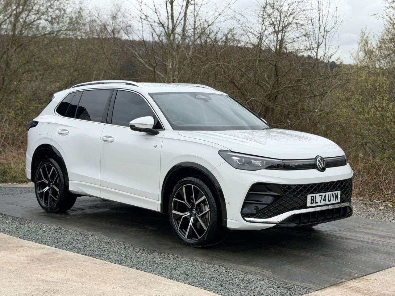 A 2024 VOLKSWAGEN TIGUAN 1.5 TSI eHybrid 19.7kWh R-Line SUV 5dr Petrol Plug-in Hybrid DSG Euro 6 (s/ A 2024 VOLKSWAGEN TIGUAN 1.5 TSI eHybrid 19.7kWh R-Line SUV 5dr Petrol Plug-in Hybrid DSG Euro 6 (s/