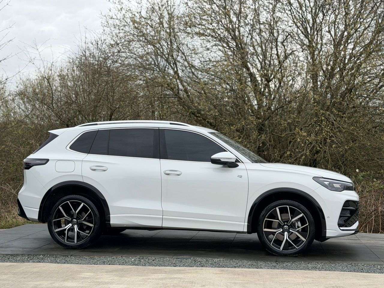 A 2024 VOLKSWAGEN TIGUAN 1.5 TSI eHybrid 19.7kWh R-Line SUV 5dr Petrol Plug-in Hybrid DSG Euro 6 (s/ A 2024 VOLKSWAGEN TIGUAN 1.5 TSI eHybrid 19.7kWh R-Line SUV 5dr Petrol Plug-in Hybrid DSG Euro 6 (s/