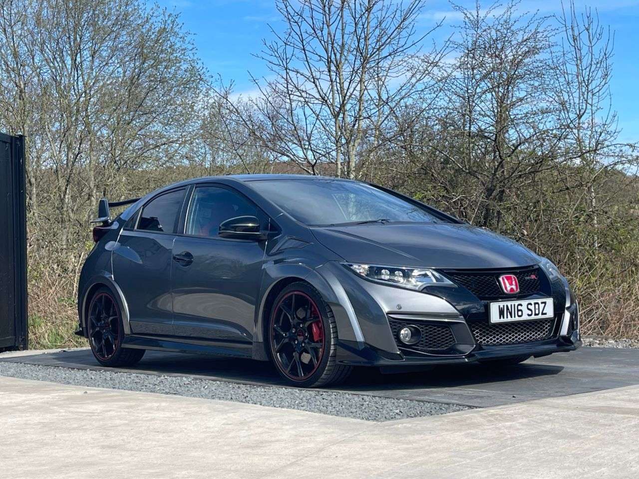 A 2016 HONDA CIVIC 2.0 i-VTEC Type R GT Hatchback 5dr Petrol Manual Euro 6 (s/s) (310 ps) EXCE A 2016 HONDA CIVIC 2.0 i-VTEC Type R GT Hatchback 5dr Petrol Manual Euro 6 (s/s) (310 ps) EXCE