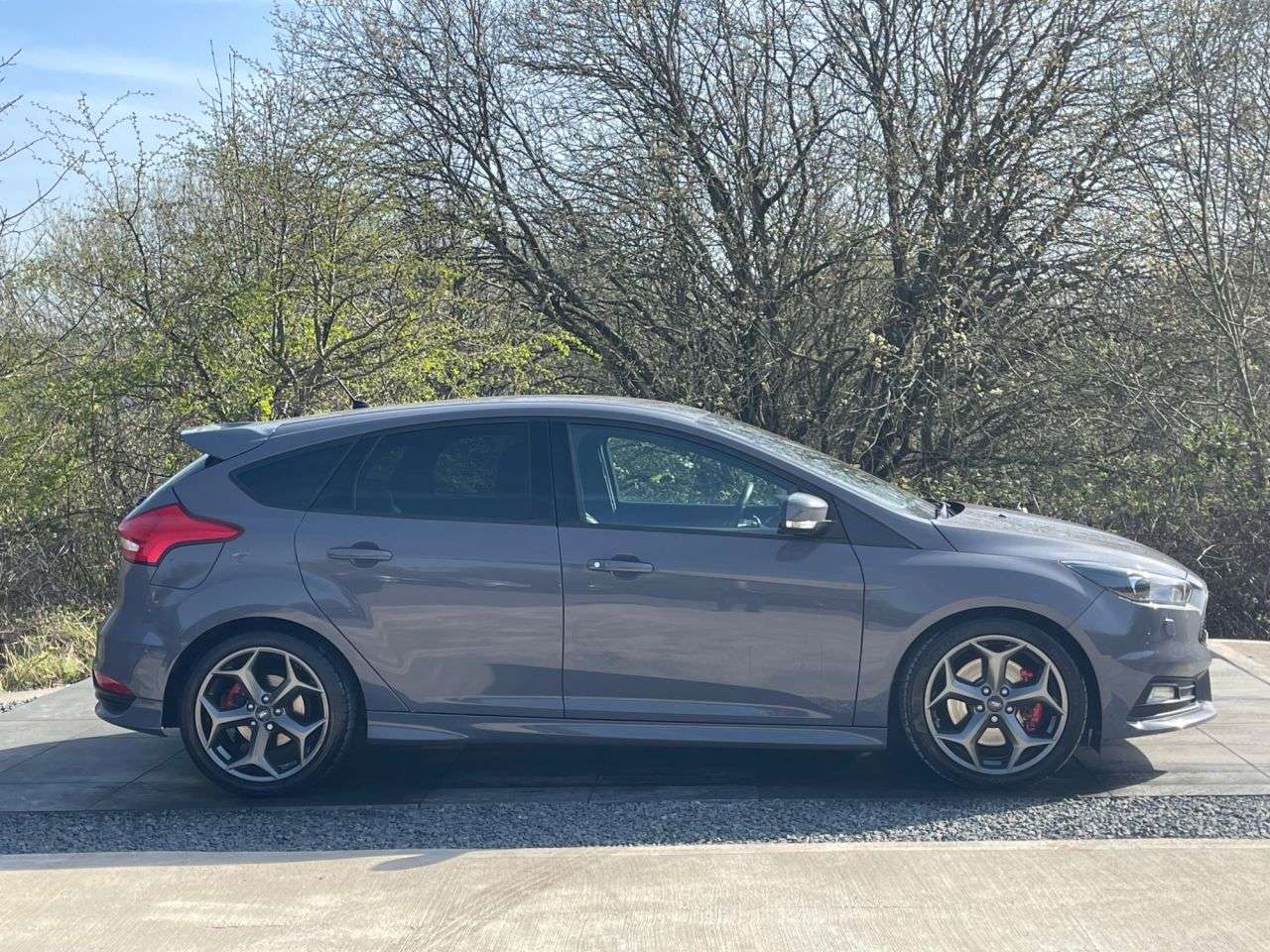 A 2015 FORD FOCUS 2.0T EcoBoost ST-3 Hatchback 5dr Petrol Manual Euro 6 (s/s) (250 ps) A 2015 FORD FOCUS 2.0T EcoBoost ST-3 Hatchback 5dr Petrol Manual Euro 6 (s/s) (250 ps)