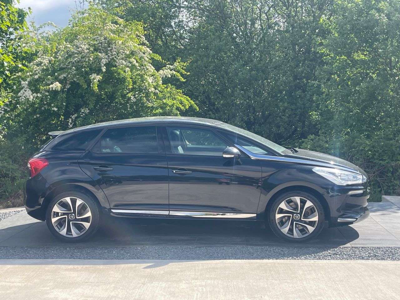 A 2015 CITROEN DS5 2.0 HDi DStyle Hatchback 5dr Diesel Manual Euro 5 (160 ps) 6 MONTHS WARRANT A 2015 CITROEN DS5 2.0 HDi DStyle Hatchback 5dr Diesel Manual Euro 5 (160 ps) 6 MONTHS WARRANT