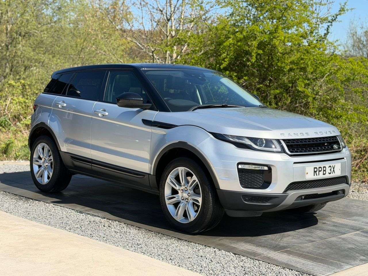 A 2018 LAND ROVER RANGE ROVER EVOQUE 2.0 TD4 SE Tech SUV 5dr Diesel Auto 4WD Euro 6 (s/s) (180 ps) 6 MONTHS WARR A 2018 LAND ROVER RANGE ROVER EVOQUE 2.0 TD4 SE Tech SUV 5dr Diesel Auto 4WD Euro 6 (s/s) (180 ps) 6 MONTHS WARR