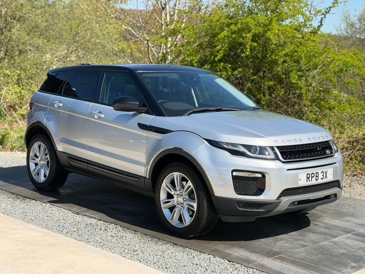 A 2018 LAND ROVER RANGE ROVER EVOQUE 2.0 TD4 SE Tech SUV 5dr Diesel Auto 4WD Euro 6 (s/s) (180 ps) 6 MONTHS WARR A 2018 LAND ROVER RANGE ROVER EVOQUE 2.0 TD4 SE Tech SUV 5dr Diesel Auto 4WD Euro 6 (s/s) (180 ps) 6 MONTHS WARR