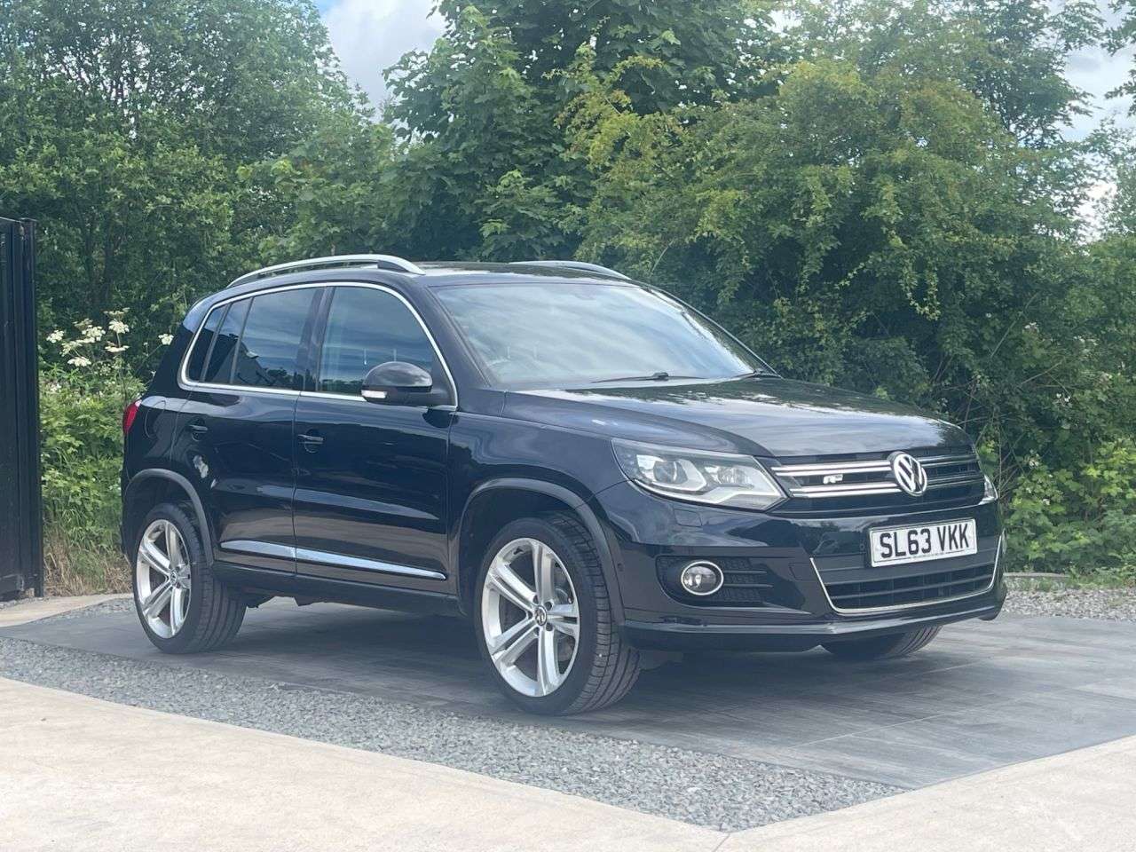A 2013 VOLKSWAGEN TIGUAN 2.0 TDI BlueMotion Tech R-Line SUV 5dr Diesel Manual 4WD Euro 5 (s/s) (140 A 2013 VOLKSWAGEN TIGUAN 2.0 TDI BlueMotion Tech R-Line SUV 5dr Diesel Manual 4WD Euro 5 (s/s) (140