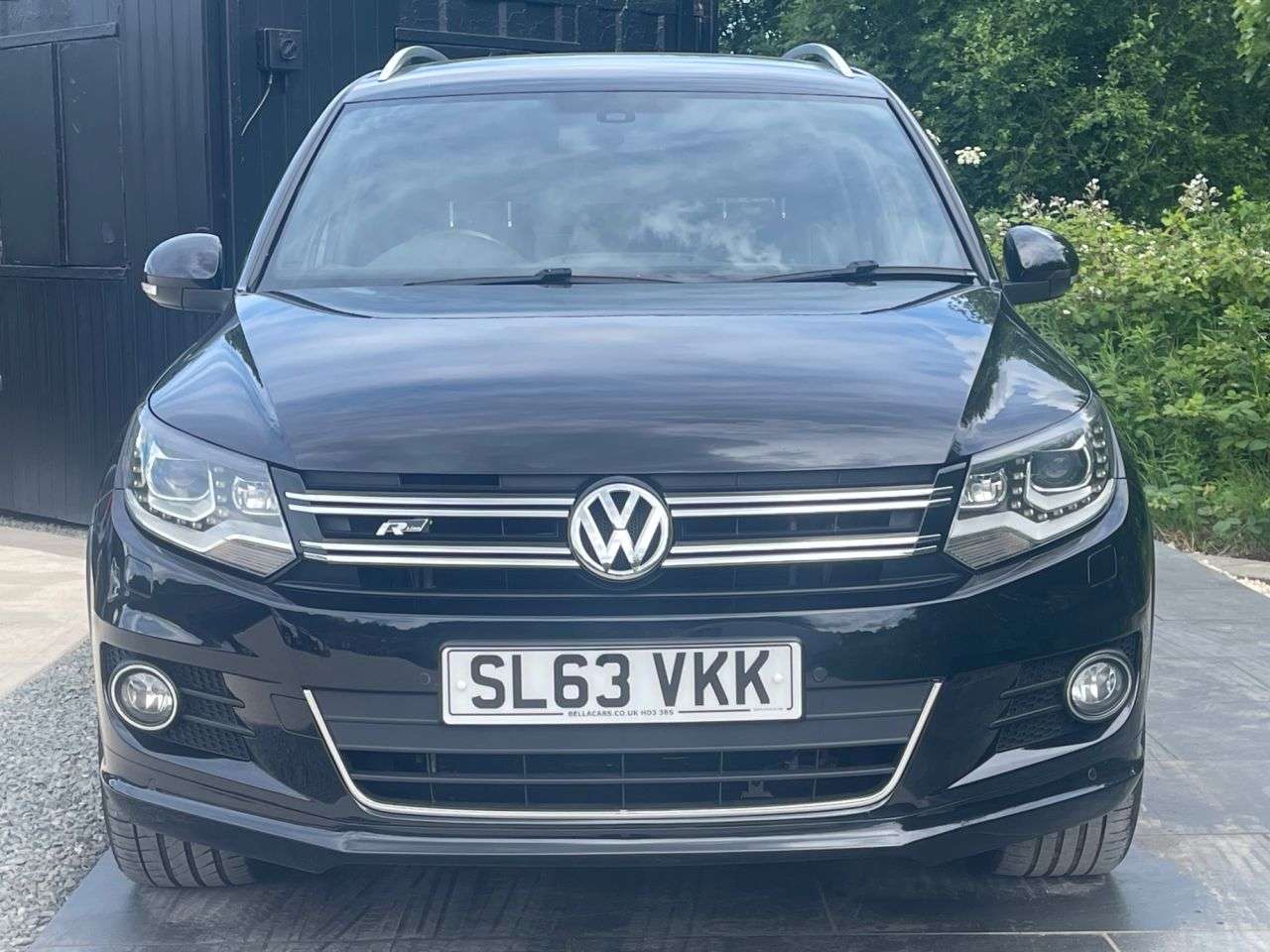 A 2013 VOLKSWAGEN TIGUAN 2.0 TDI BlueMotion Tech R-Line SUV 5dr Diesel Manual 4WD Euro 5 (s/s) (140 A 2013 VOLKSWAGEN TIGUAN 2.0 TDI BlueMotion Tech R-Line SUV 5dr Diesel Manual 4WD Euro 5 (s/s) (140