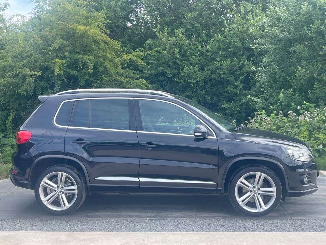 A 2013 VOLKSWAGEN TIGUAN 2.0 TDI BlueMotion Tech R-Line SUV 5dr Diesel Manual 4WD Euro 5 (s/s) (140 A 2013 VOLKSWAGEN TIGUAN 2.0 TDI BlueMotion Tech R-Line SUV 5dr Diesel Manual 4WD Euro 5 (s/s) (140