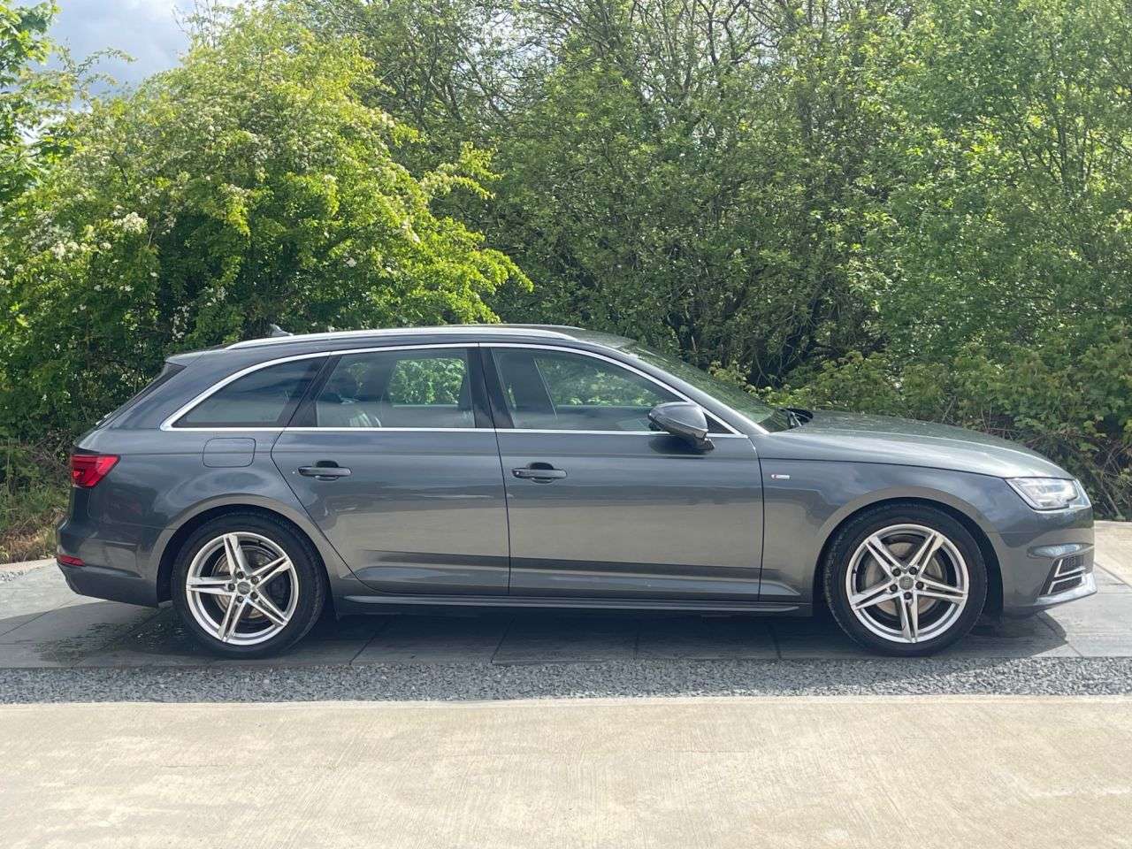 A 2016 AUDI A4 AVANT 2.0 TDI S line Estate 5dr Diesel S Tronic quattro Euro 6 (s/s) (190 ps) ELE A 2016 AUDI A4 AVANT 2.0 TDI S line Estate 5dr Diesel S Tronic quattro Euro 6 (s/s) (190 ps) ELE