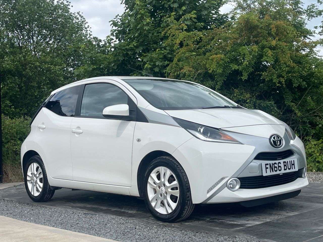 A 2016 TOYOTA AYGO 1.0 VVT-i x-pure Hatchback 5dr Petrol Manual Euro 6 (68 ps) USB AUX A 2016 TOYOTA AYGO 1.0 VVT-i x-pure Hatchback 5dr Petrol Manual Euro 6 (68 ps) USB AUX