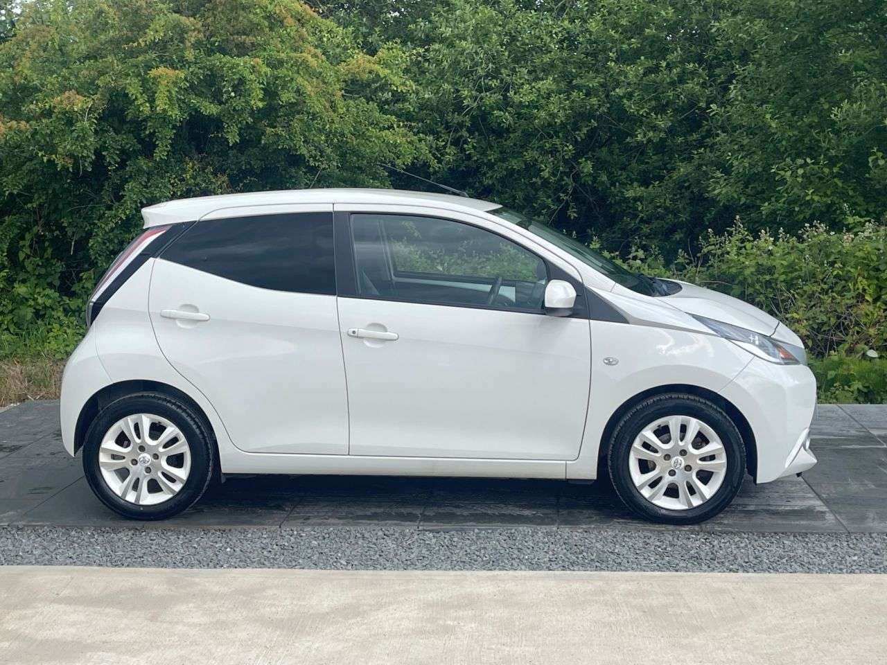 A 2016 TOYOTA AYGO 1.0 VVT-i x-pure Hatchback 5dr Petrol Manual Euro 6 (68 ps) USB AUX A 2016 TOYOTA AYGO 1.0 VVT-i x-pure Hatchback 5dr Petrol Manual Euro 6 (68 ps) USB AUX