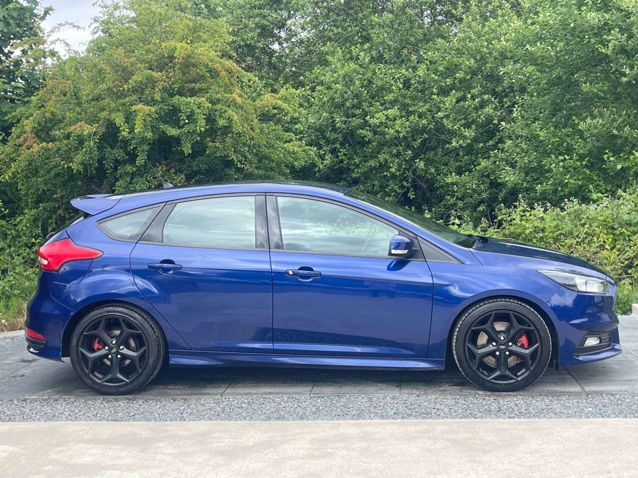 A 2016 FORD FOCUS 2.0T EcoBoost ST-2 Hatchback 5dr Petrol Manual Euro 6 (s/s) (250 ps) 6 MONT A 2016 FORD FOCUS 2.0T EcoBoost ST-2 Hatchback 5dr Petrol Manual Euro 6 (s/s) (250 ps) 6 MONT