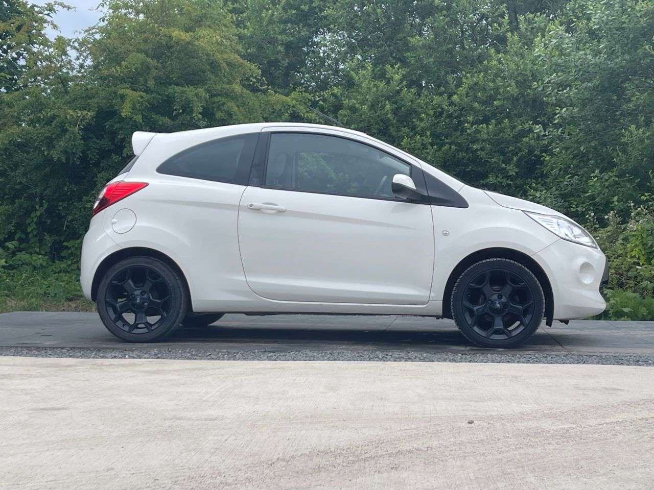 A 2016 FORD KA 1.2 Zetec White Edition Hatchback 3dr Petrol Manual Euro 6 (s/s) (69 ps) WE A 2016 FORD KA 1.2 Zetec White Edition Hatchback 3dr Petrol Manual Euro 6 (s/s) (69 ps) WE