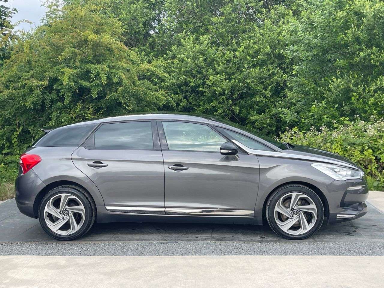 A 2016 DS AUTOMOBILES DS 5 2.0 BlueHDi Elegance Hatchback 5dr Diesel Manual Euro 6 (s/s) (150 ps) 60 + A 2016 DS AUTOMOBILES DS 5 2.0 BlueHDi Elegance Hatchback 5dr Diesel Manual Euro 6 (s/s) (150 ps) 60 +