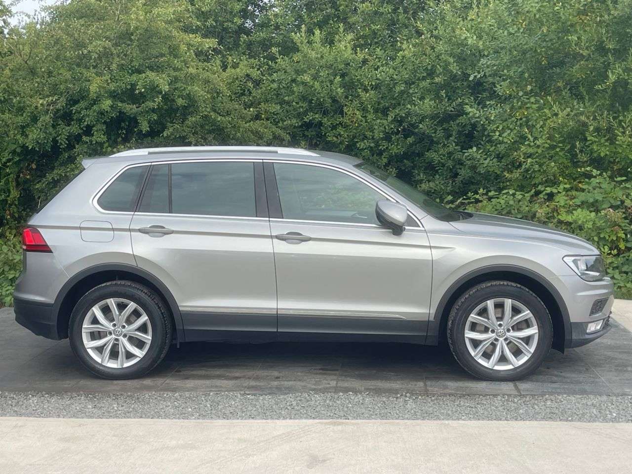 A 2016 VOLKSWAGEN TIGUAN 2.0 TDI BlueMotion Tech SE Navigation SUV 5dr Diesel DSG 4Motion Euro 6 (s/ A 2016 VOLKSWAGEN TIGUAN 2.0 TDI BlueMotion Tech SE Navigation SUV 5dr Diesel DSG 4Motion Euro 6 (s/