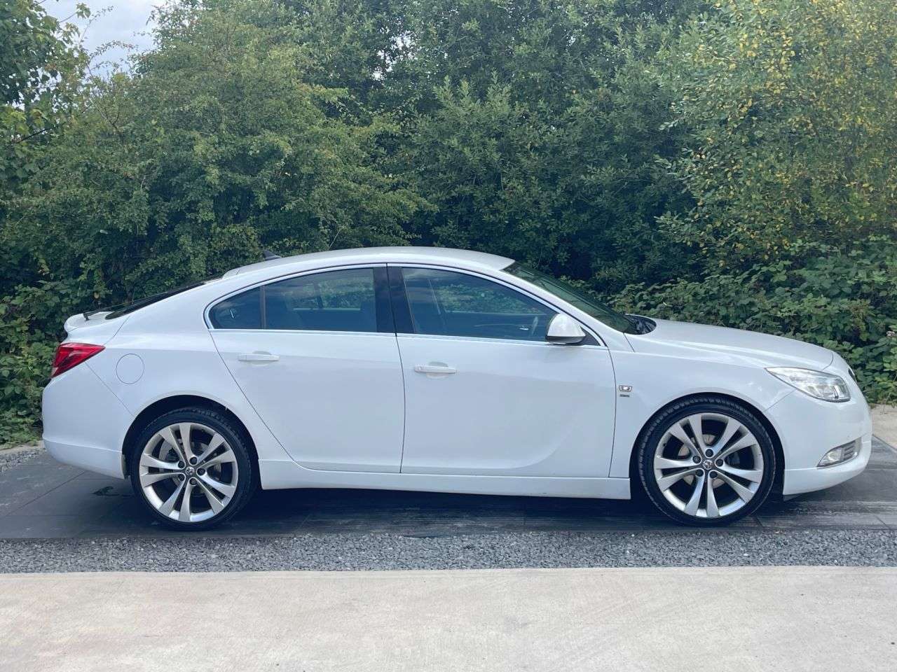 A 2013 VAUXHALL INSIGNIA 2.0 CDTi ecoFLEX SRi Nav Hatchback 5dr Diesel Manual Euro 5 (s/s) (160 ps) A 2013 VAUXHALL INSIGNIA 2.0 CDTi ecoFLEX SRi Nav Hatchback 5dr Diesel Manual Euro 5 (s/s) (160 ps)