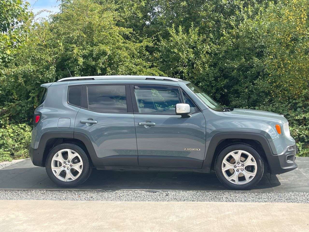 A 2016 JEEP RENEGADE 1.6 MultiJetII Limited SUV 5dr Diesel Manual Euro 6 (s/s) (120 ps) HEATED S A 2016 JEEP RENEGADE 1.6 MultiJetII Limited SUV 5dr Diesel Manual Euro 6 (s/s) (120 ps) HEATED S