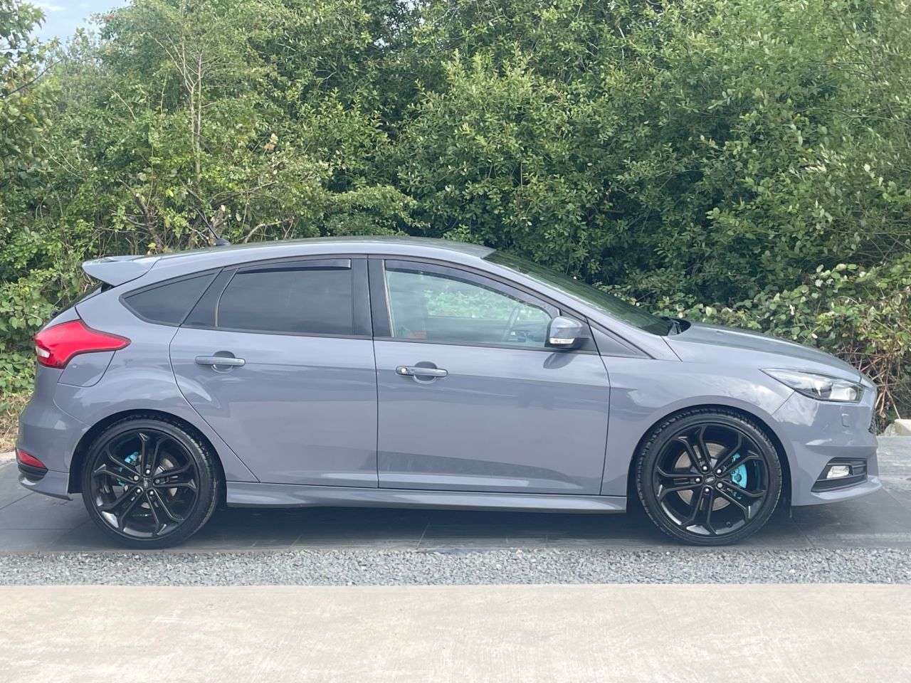 A 2017 FORD FOCUS 2.0T EcoBoost ST-3 Hatchback 5dr Petrol Manual Euro 6 (s/s) (250 ps) 6 MONT A 2017 FORD FOCUS 2.0T EcoBoost ST-3 Hatchback 5dr Petrol Manual Euro 6 (s/s) (250 ps) 6 MONT