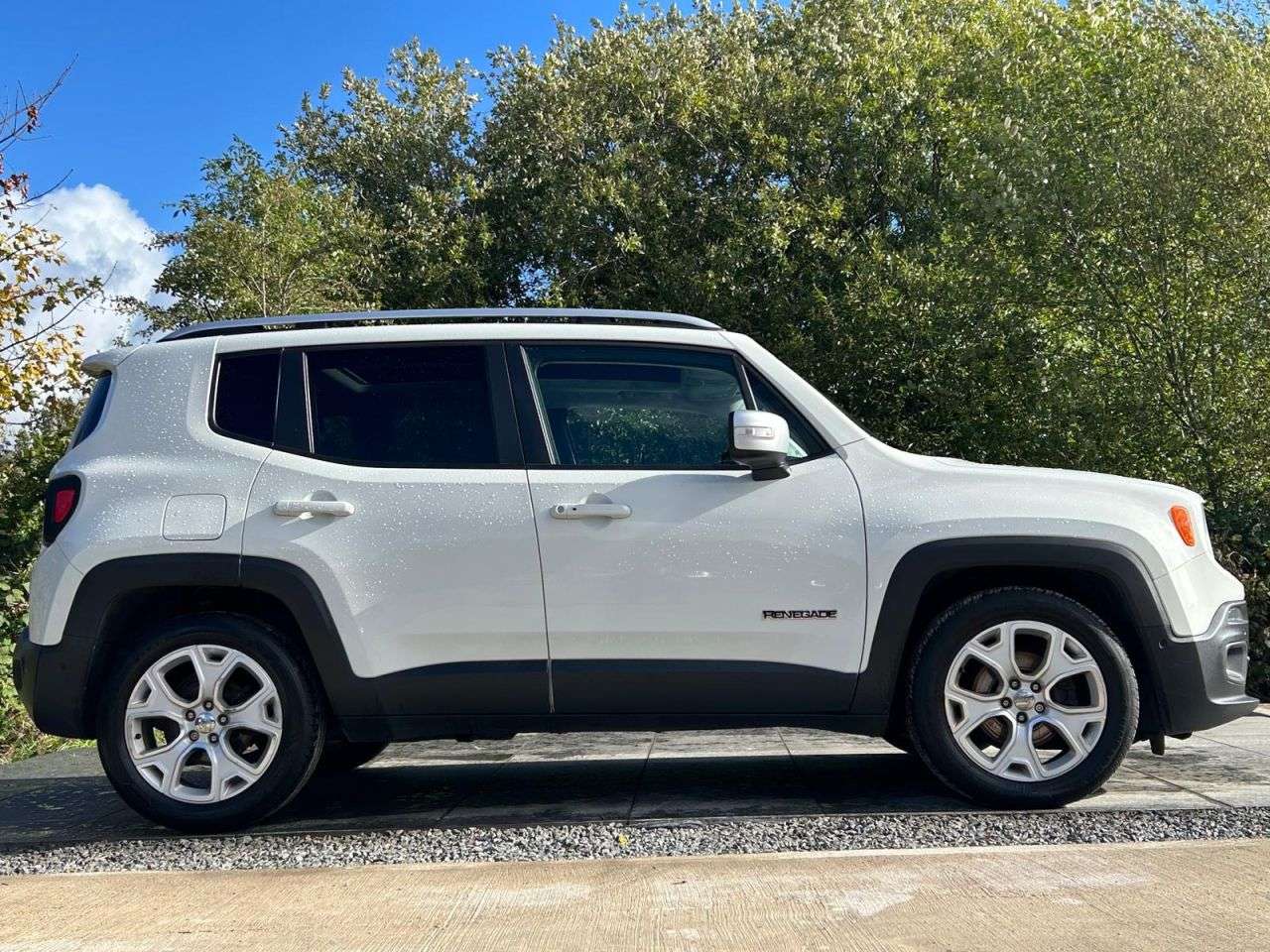 A 2017 JEEP RENEGADE 1.6 MultiJetII Limited SUV 5dr Diesel Manual Euro 6 (s/s) (120 ps) HEATED S A 2017 JEEP RENEGADE 1.6 MultiJetII Limited SUV 5dr Diesel Manual Euro 6 (s/s) (120 ps) HEATED S