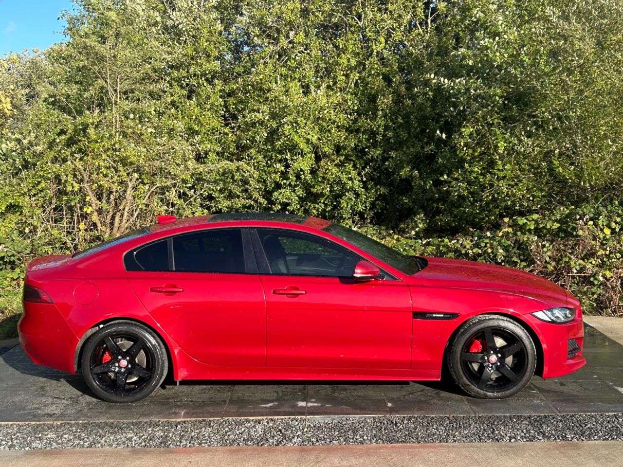 A 2017 JAGUAR XE 2.0d R-Sport Saloon 4dr Diesel Auto Euro 6 (s/s) (180 ps) REAR CAMERA BLUET A 2017 JAGUAR XE 2.0d R-Sport Saloon 4dr Diesel Auto Euro 6 (s/s) (180 ps) REAR CAMERA BLUET