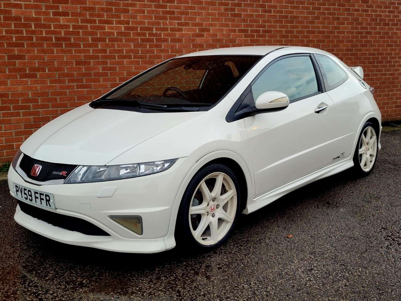 A 2009 HONDA CIVIC 2.0 i-VTEC Type R Championship White Hatchback 3dr Petrol Manual (215 g/km, A 2009 HONDA CIVIC 2.0 i-VTEC Type R Championship White Hatchback 3dr Petrol Manual (215 g/km,