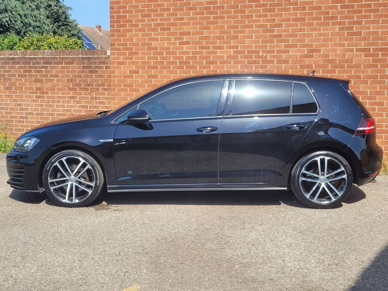 A 2015 VOLKSWAGEN GOLF 2.0 TDI BlueMotion Tech GTD Hatchback 5dr Diesel Manual Euro 6 (s/s) (184 p A 2015 VOLKSWAGEN GOLF 2.0 TDI BlueMotion Tech GTD Hatchback 5dr Diesel Manual Euro 6 (s/s) (184 p